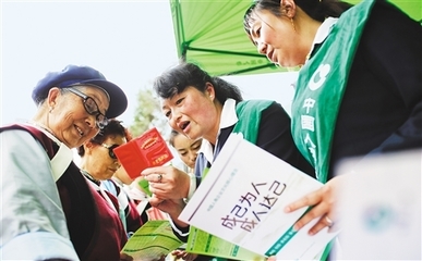 在服務(wù)經(jīng)濟(jì)社會發(fā)展大局中找準(zhǔn)定位 中國人壽重振再出發(fā)的社會經(jīng)濟(jì)咨詢服務(wù)